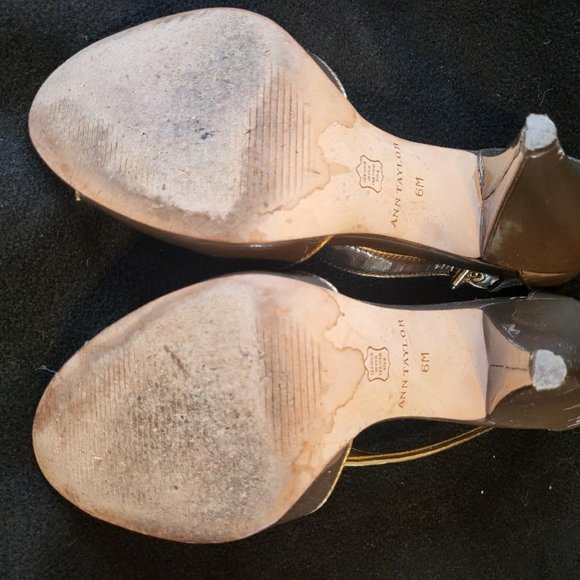 Patent leather metallic beige with gold trim 3 1/2 inch Ann Taylor heels size 6 - Picture 3 of 9
